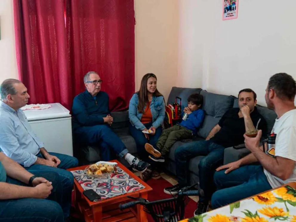 Emotiva reunión entre funcionarios y la familia adjudicataria