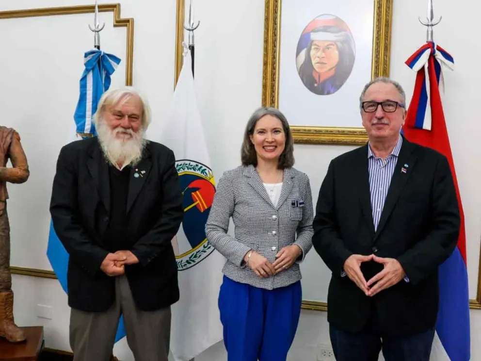 Hugo Sand y Nicola Lindertz junto al Gobernador