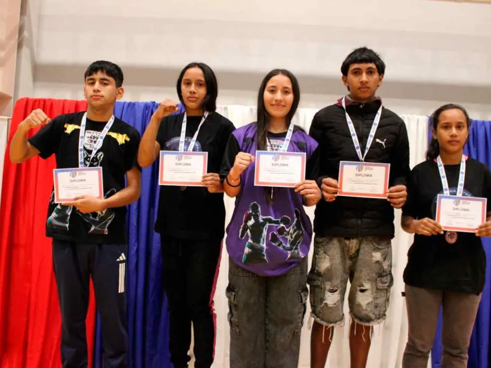 Ganadores con sus diplomas