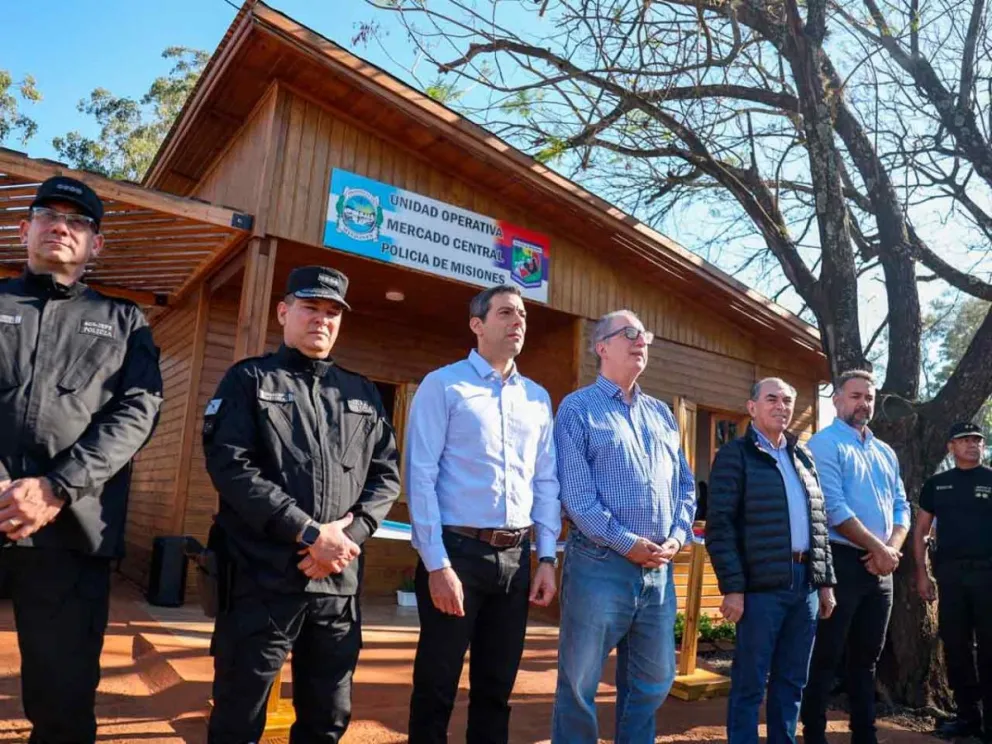 Autoridades en la puesta en funcionamiento