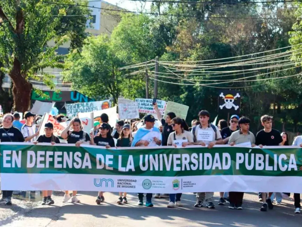 Amplia columna de manifestantes 