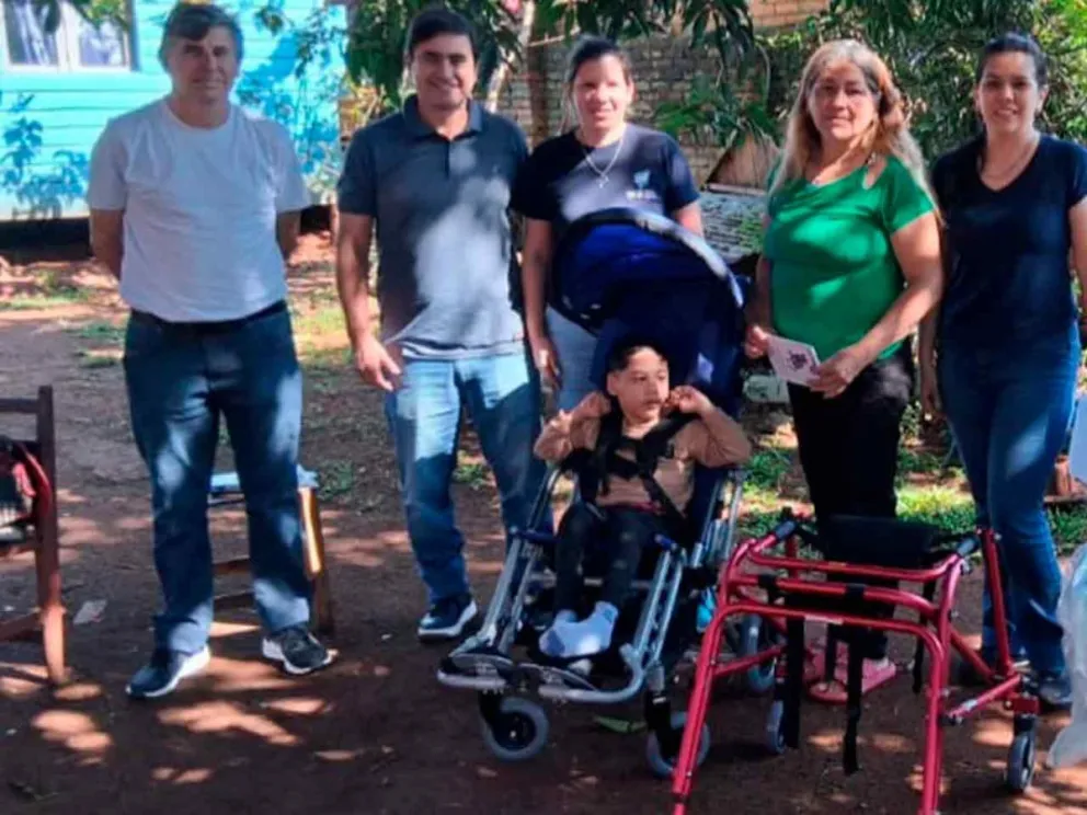 Integrantes del equipo junto a beneficiario