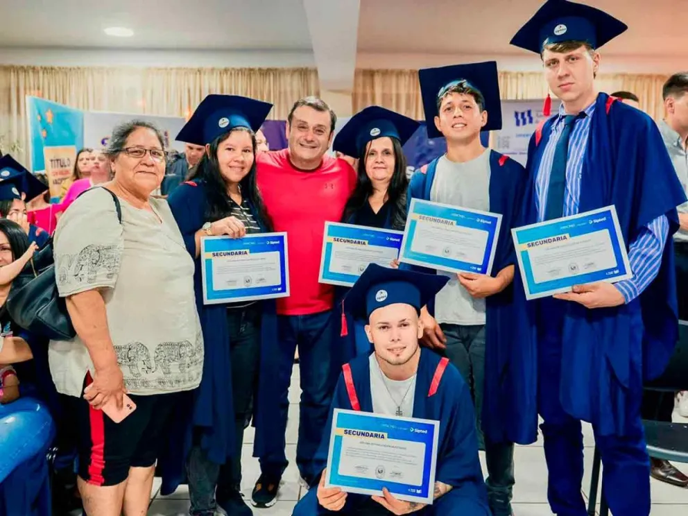 Oscar Herrera Ahuad junto a graduados en Oberá