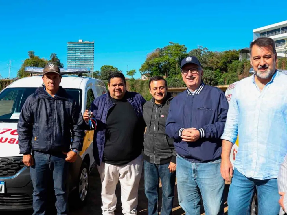 Autoridades durante el acto de entrega