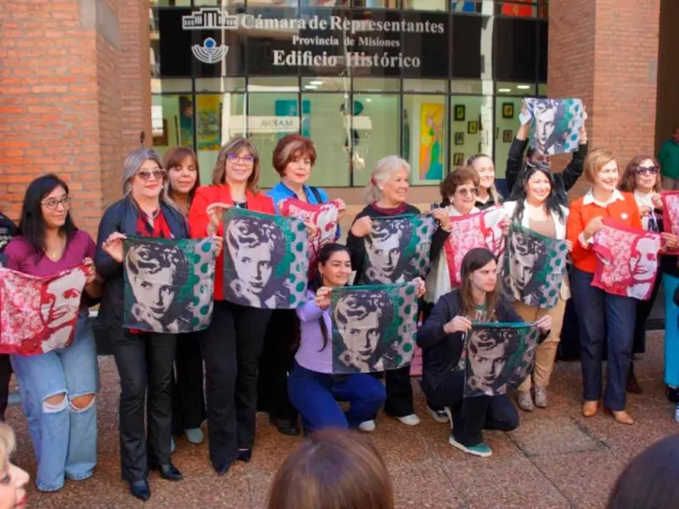 La exposición reúne siete obras de gran formato