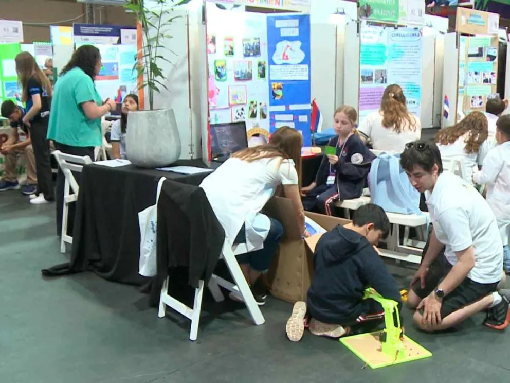 Fomenta el espíritu estudiantil científico, creativo e invovador