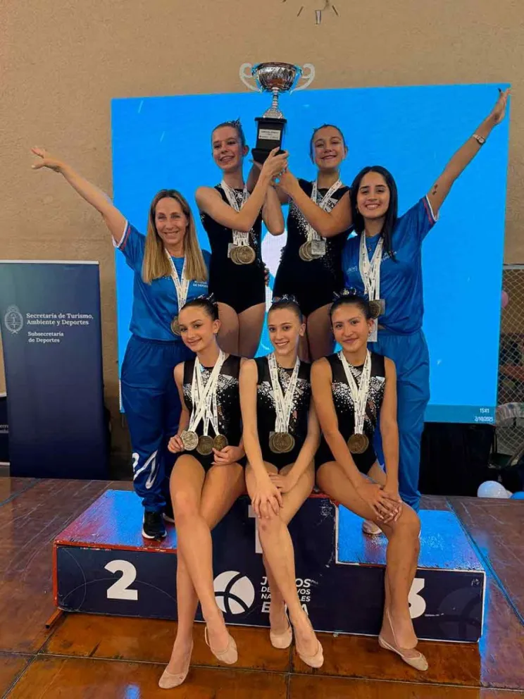 Las ganadoras en el podio