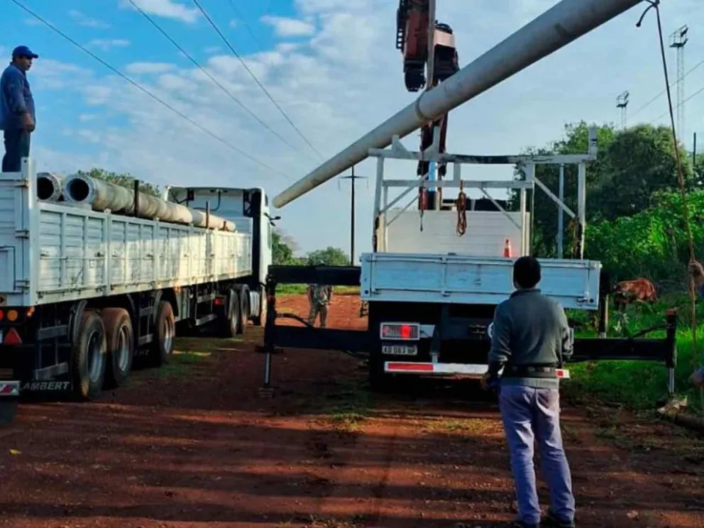 Montaje de postes de hormigón y cableado