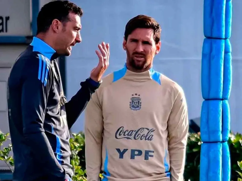 Lionel Scaloni junto a Messi