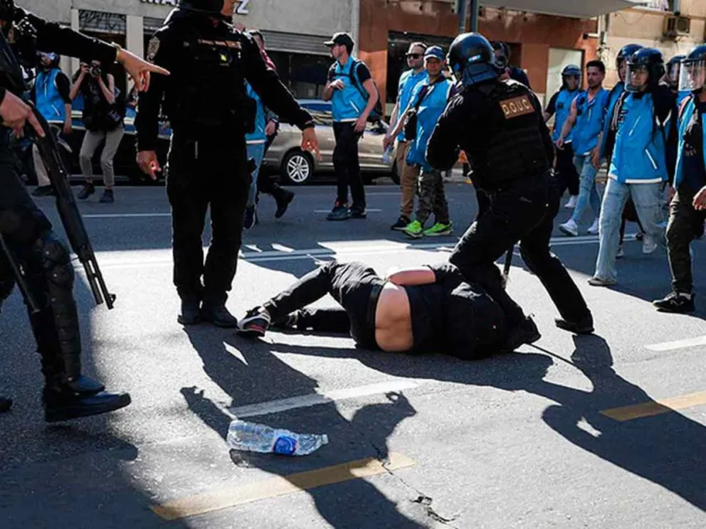 Violencia extrema a un adulto mayor indefenso