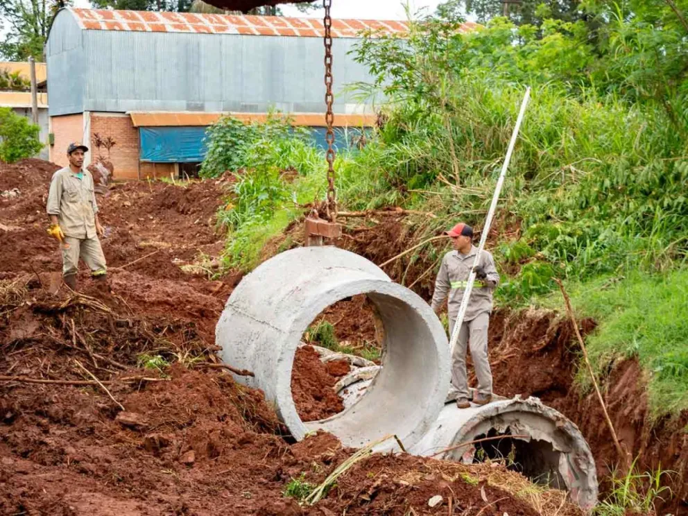 Tareas de entubado para drenar el agua
