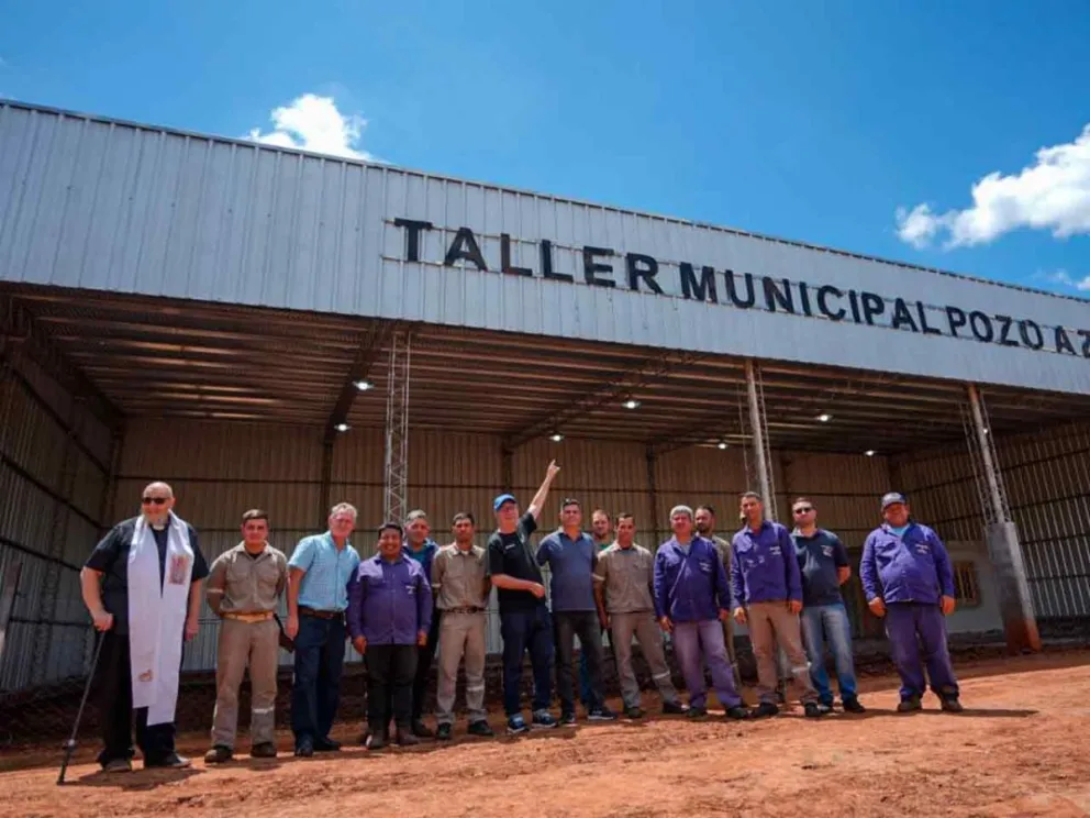 El Gobernador junto a funcionarios y operarios