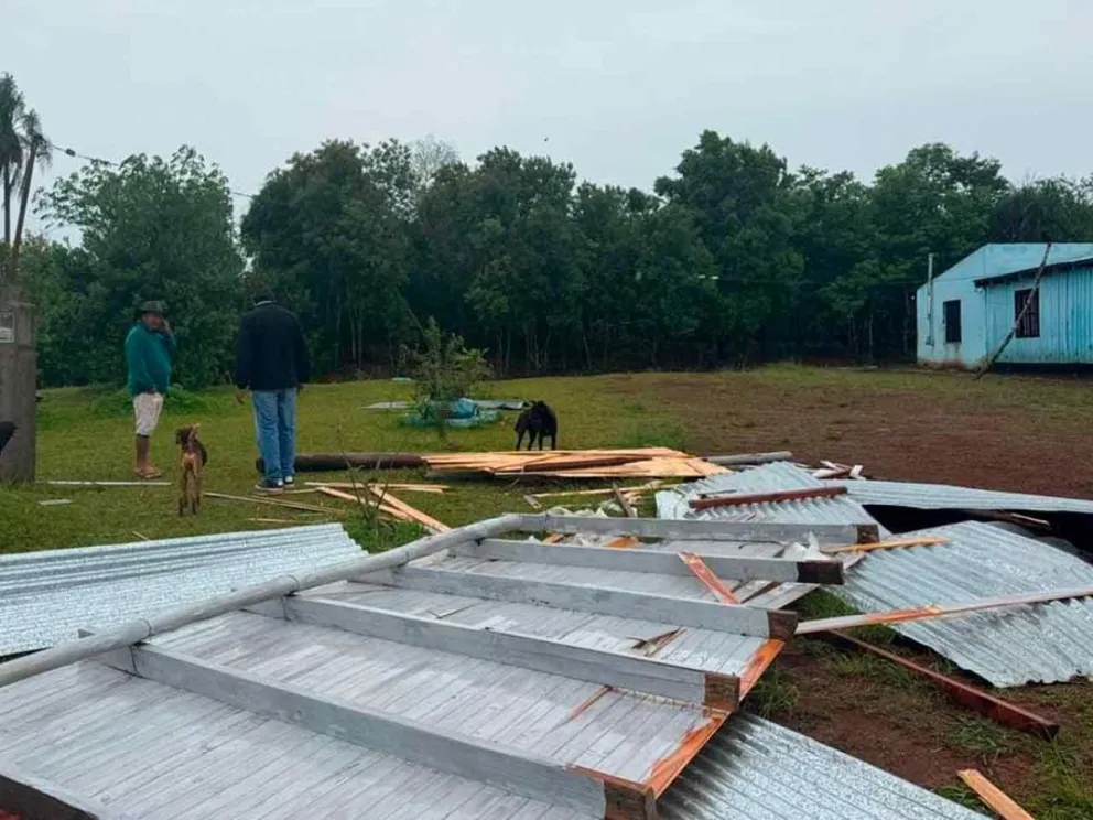 Voladura parcial del techo escolar