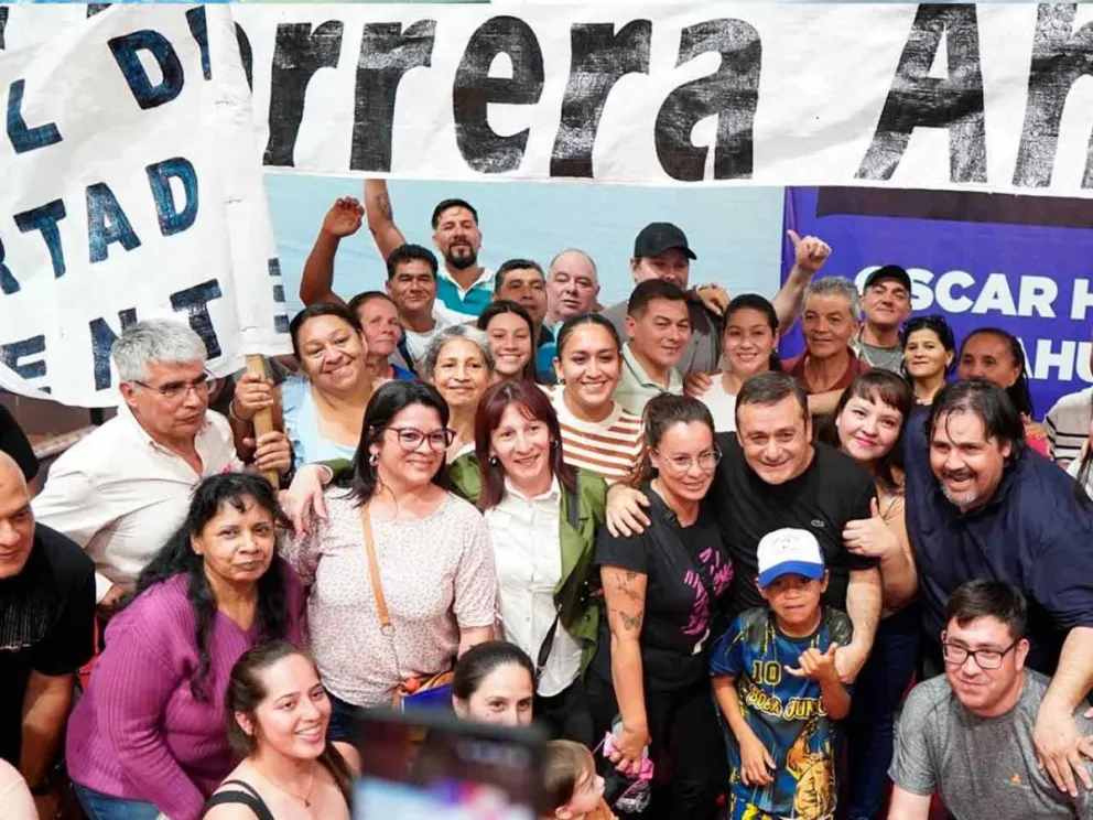 Oscar Herrera Ahuad junto a vecinos y militantes