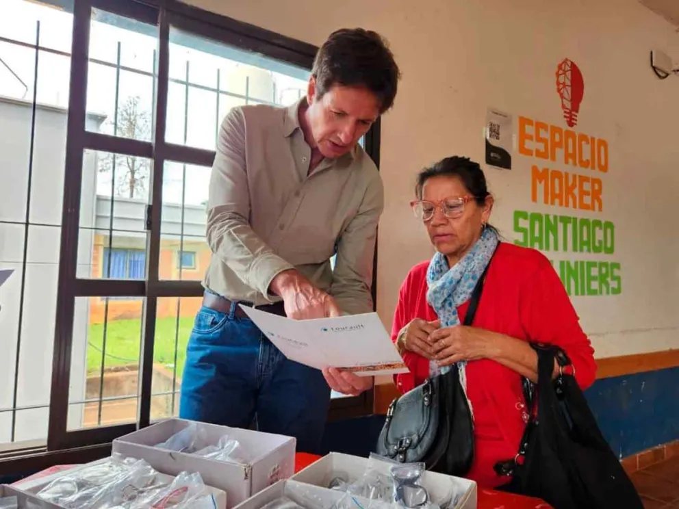 Héctor Rojas Decut con una beneficiaria