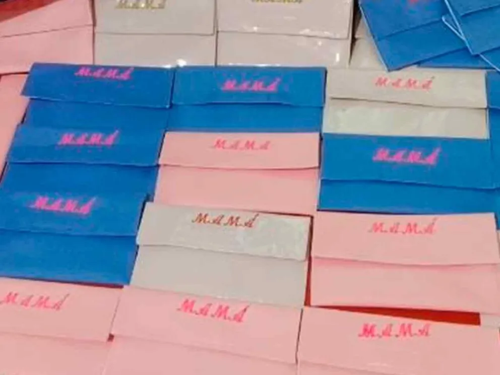 Las carteras elaboradas incluyen bordados manuales