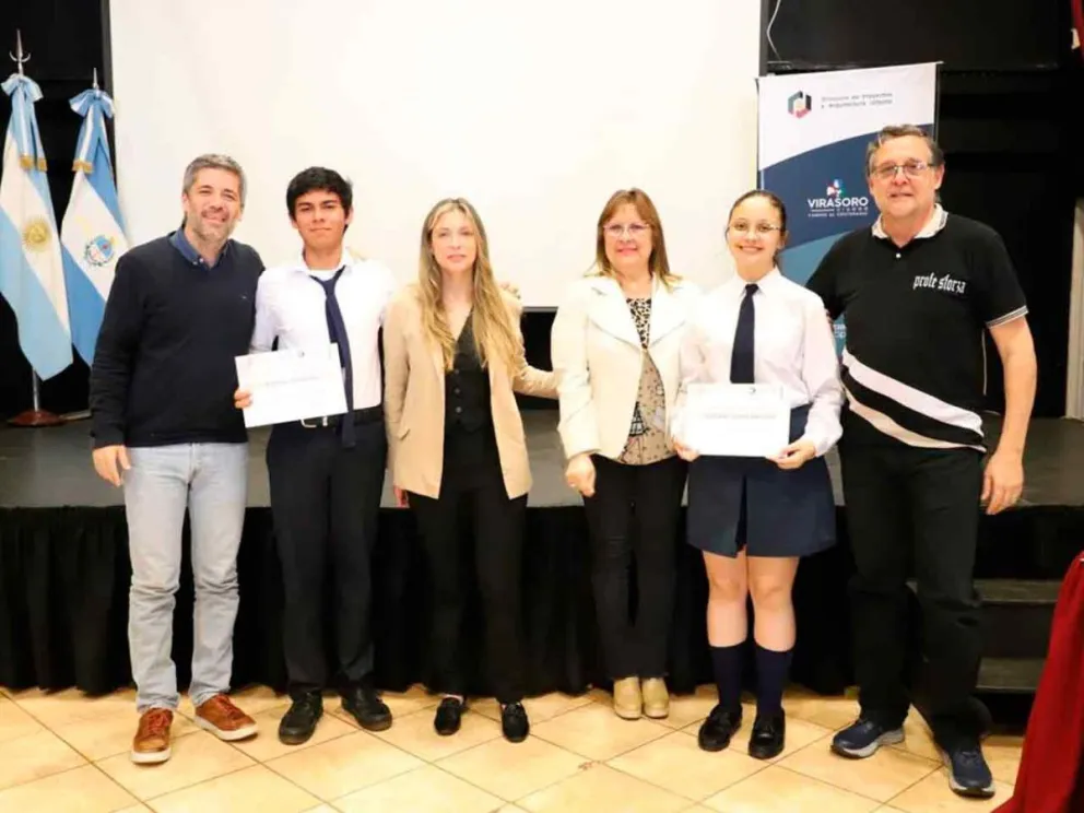 Entrega de certificados en el acto de cierre