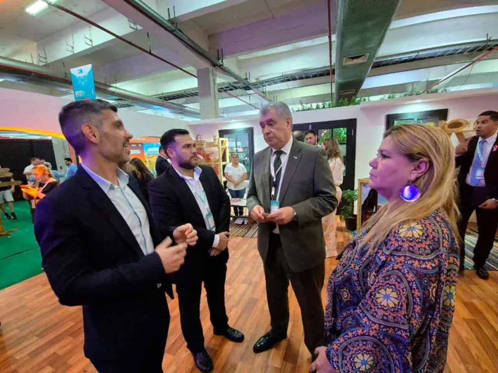 Lionel Dahir junto a funcionarios encarnacenos