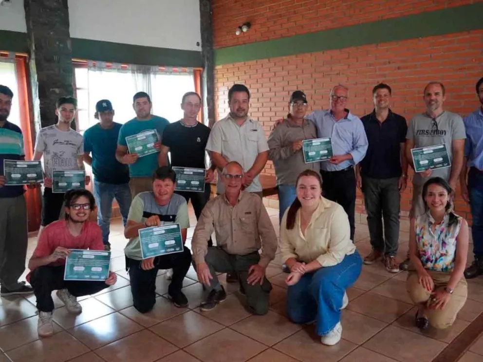 Entrega de certificados a asistentes