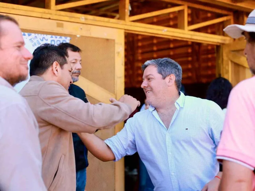 Héctor Llera junto a vecinos