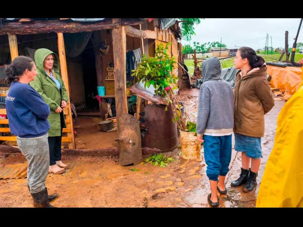 Entregaron colchones y alimentos