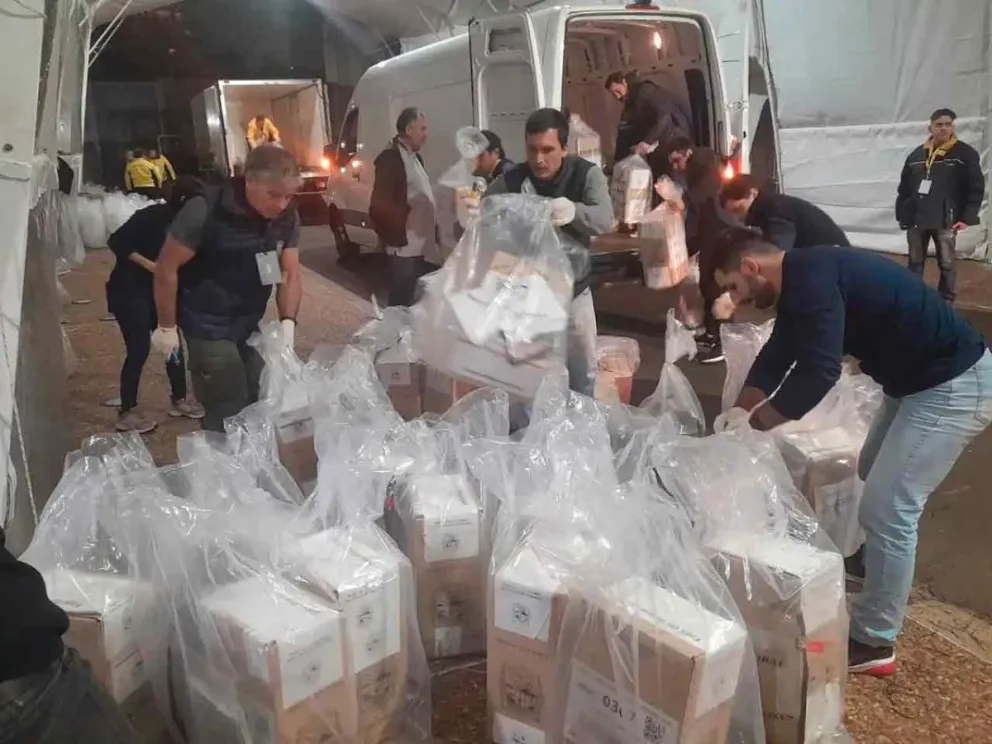 Carga de urnas con destino a los municipios