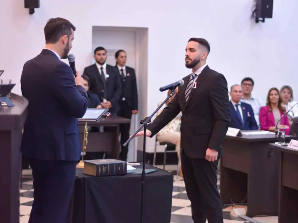 Jair Dib toma juramento a Juan Paonessa