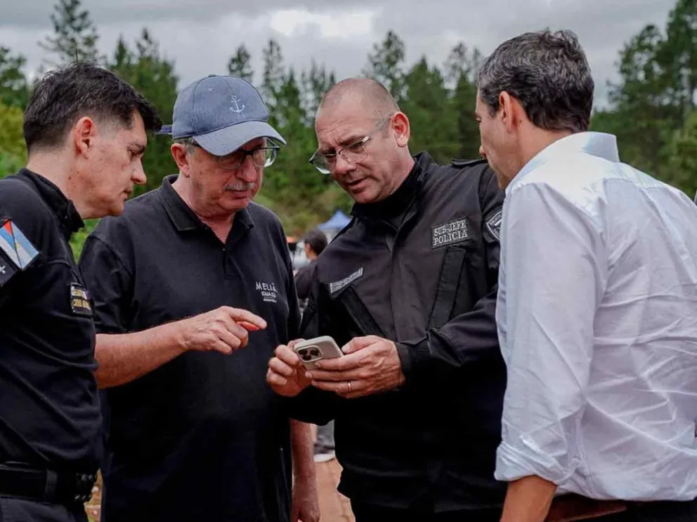 Acompañado por Marcelo Pérez, Héctor González, la plana mayor de la Policía de Misiones e intendentes