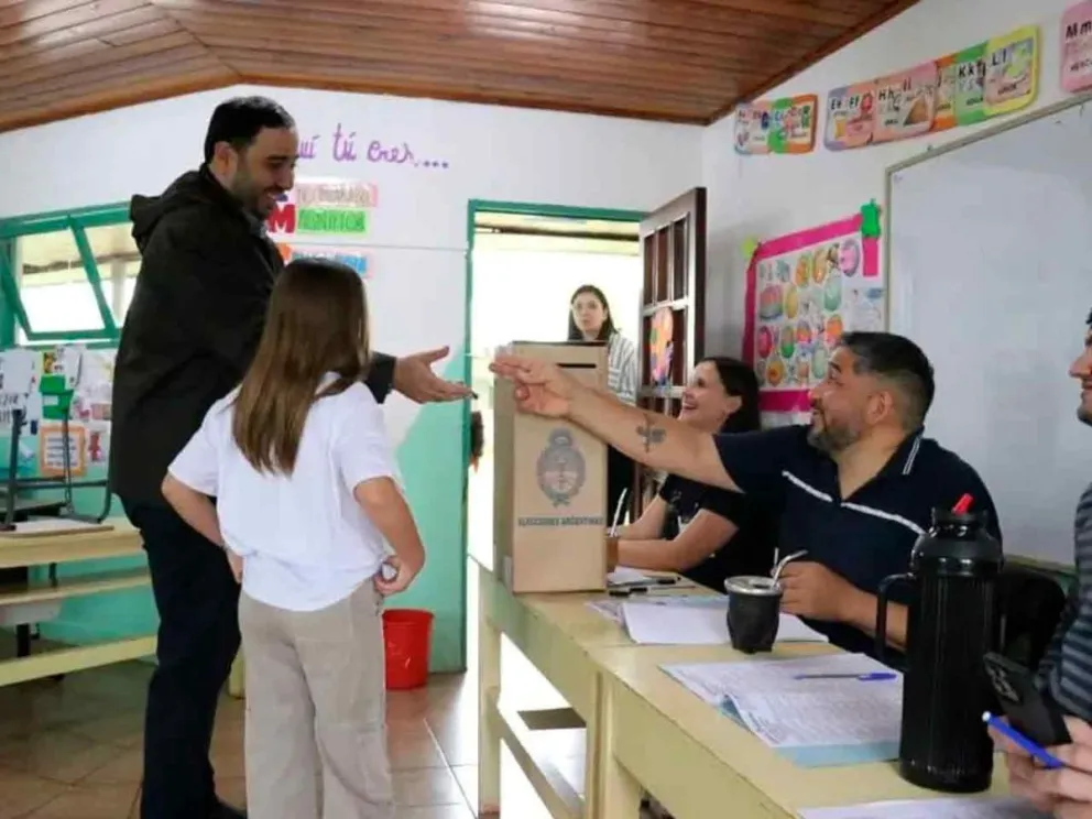 Matías Sebely asistió a votar junto a su hija