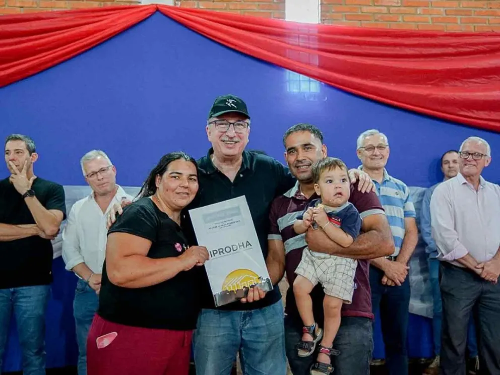 El Gobernador Hugo Passalacqua encabezó la entrega de títulos