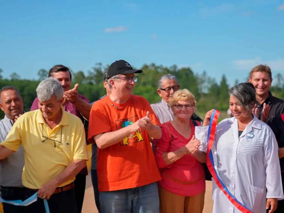 El Gobernador y coprovincianos en el corte de cintas