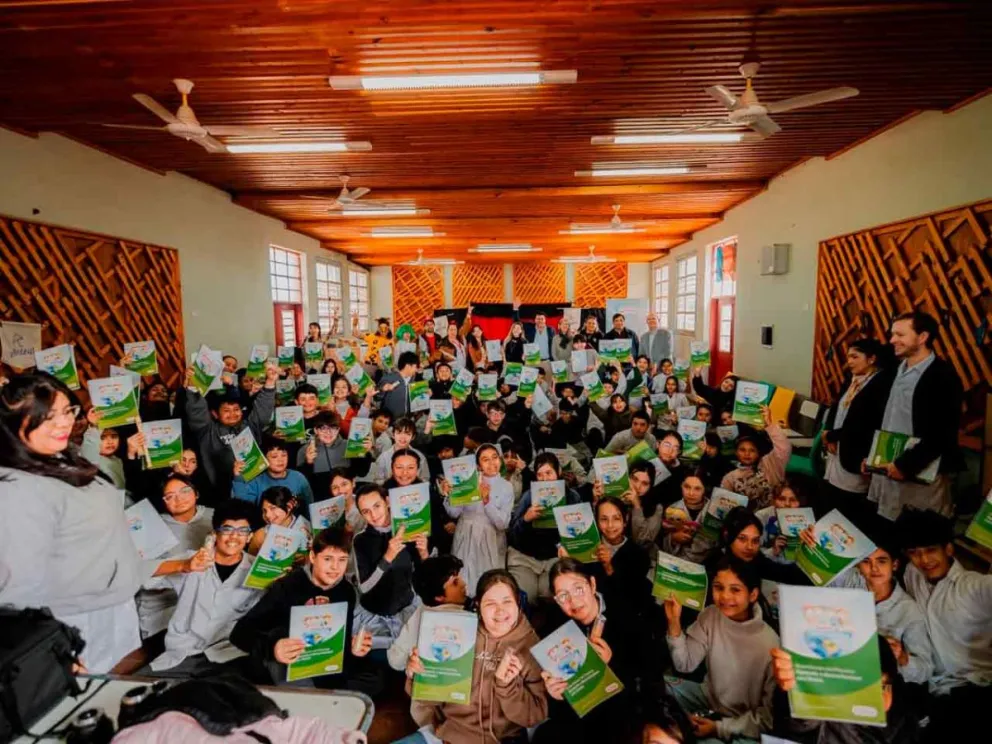 Promueve el pensamiento crítico y soluciones innovadoras