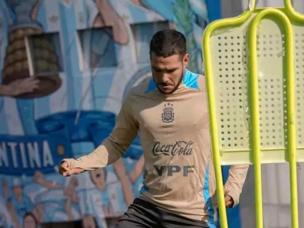 El delantero Emiliano Buendía  