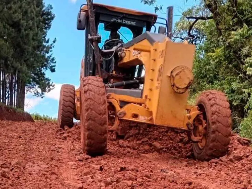 Realizan tareas de perfilado, cuneteo, despeje y limpieza