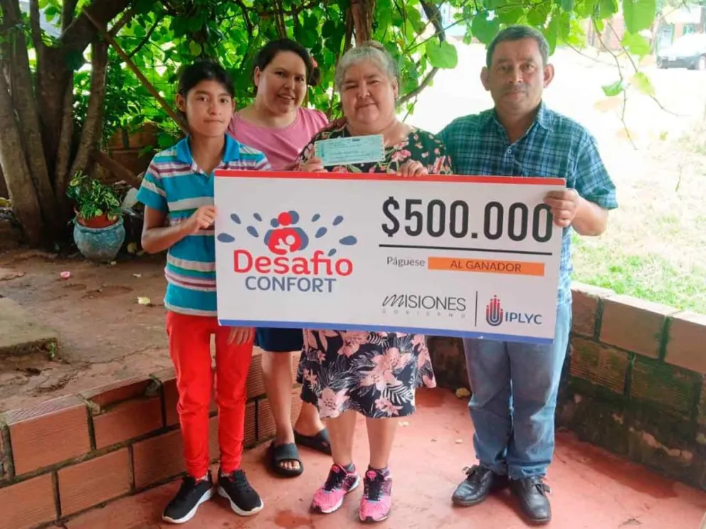 María Ramos y familiares con el premio