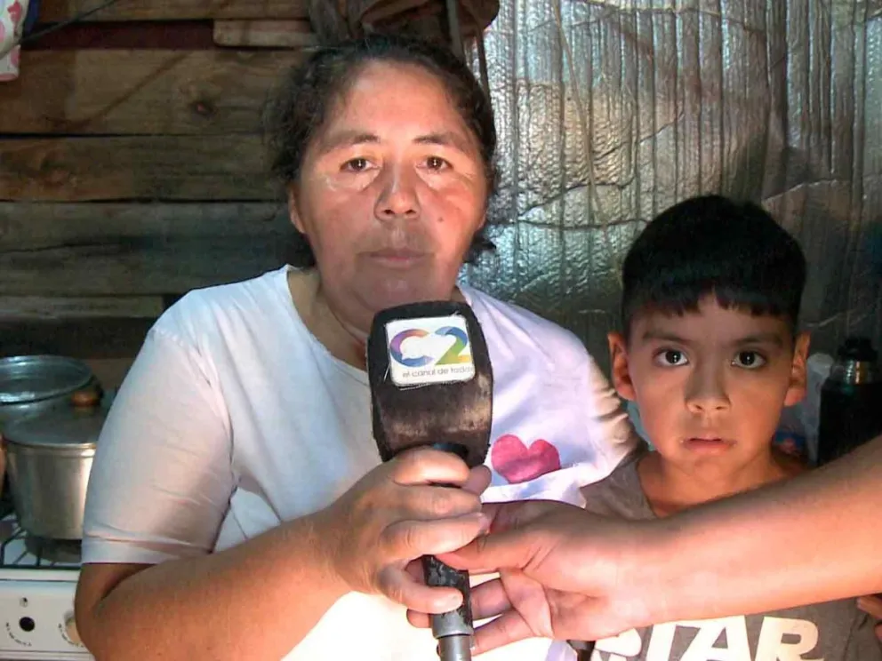 Verónica Romero junto a su hijo