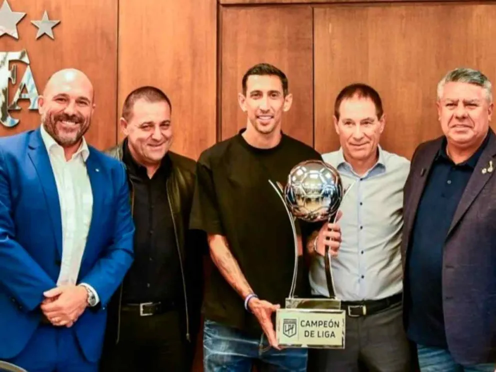Entrega del trofeo de campeones 2025 en la AFA
