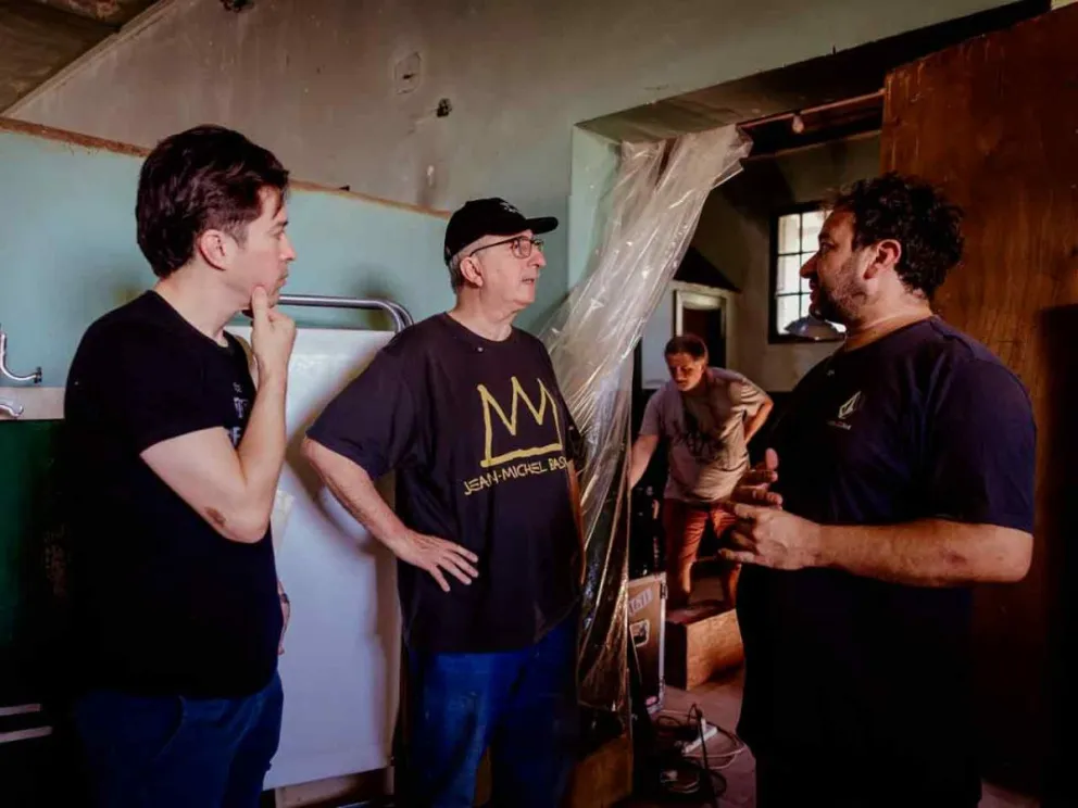 El Gobernador junto a los directores del rodaje