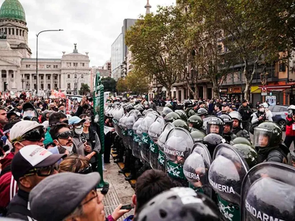 Otra vez denuncian empujones e intimidaciones