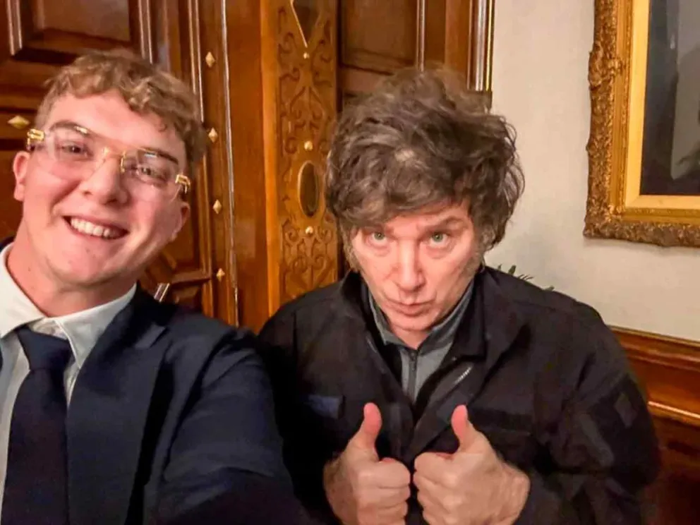 Hayden Mark Davis junto a Javier Milei