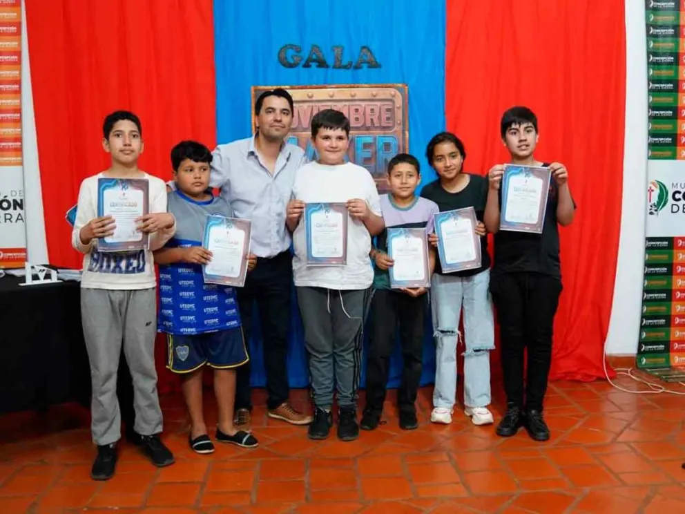 Alumnos con sus certificados