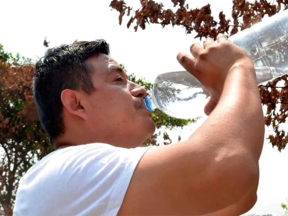 Tomar agua para evitar la deshidratación