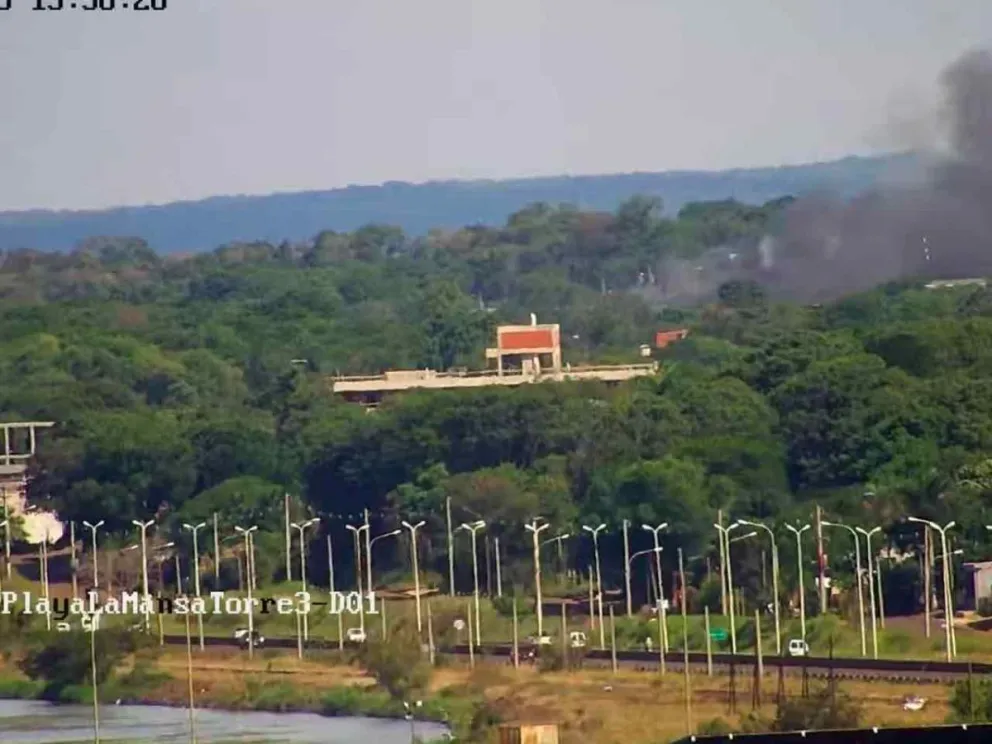 Densa columna de humo visualizada