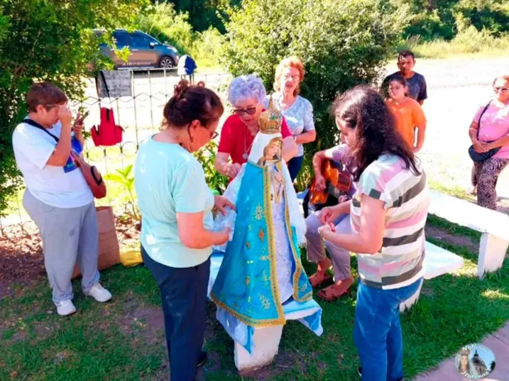 Fieles acompañaron con cantos