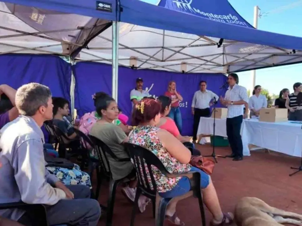 Momento de la entrega de carpetas