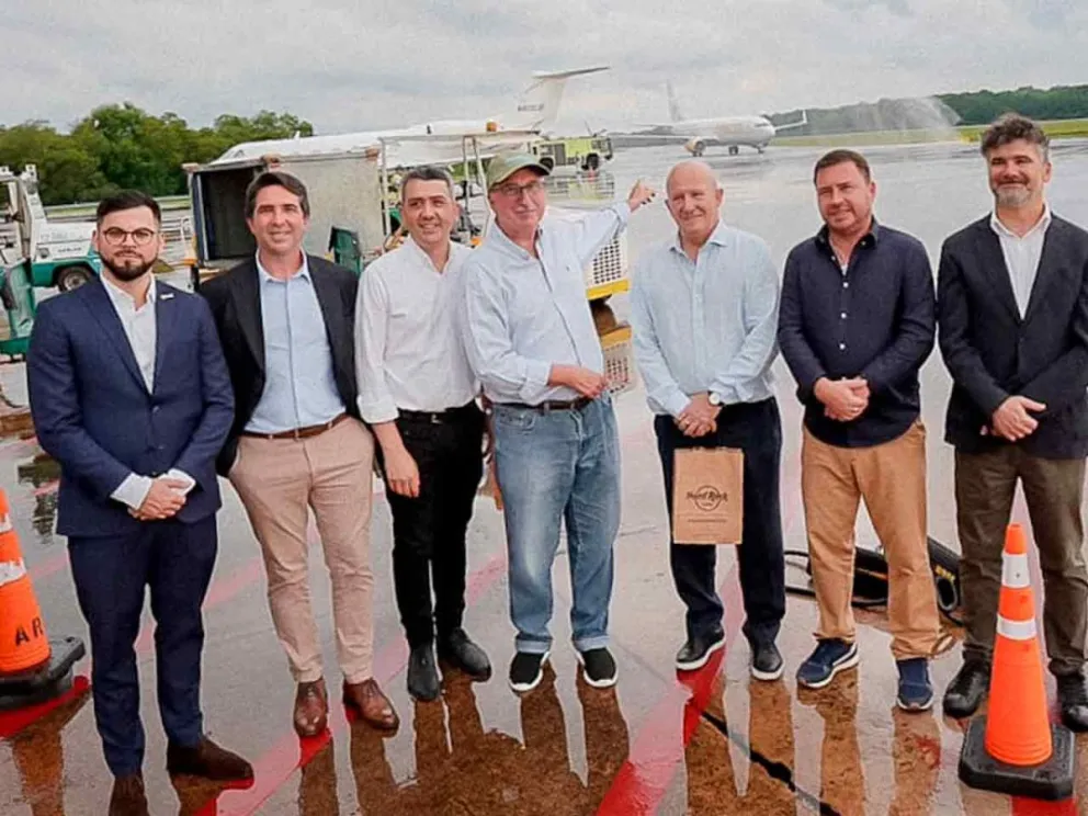 El Gobernador junto a funcionarios en la bienvenida