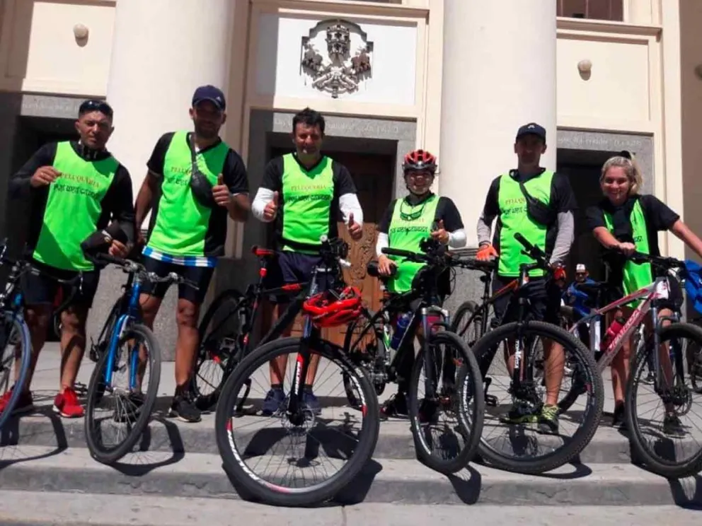 Son 7 ciclistas y 2 choferes