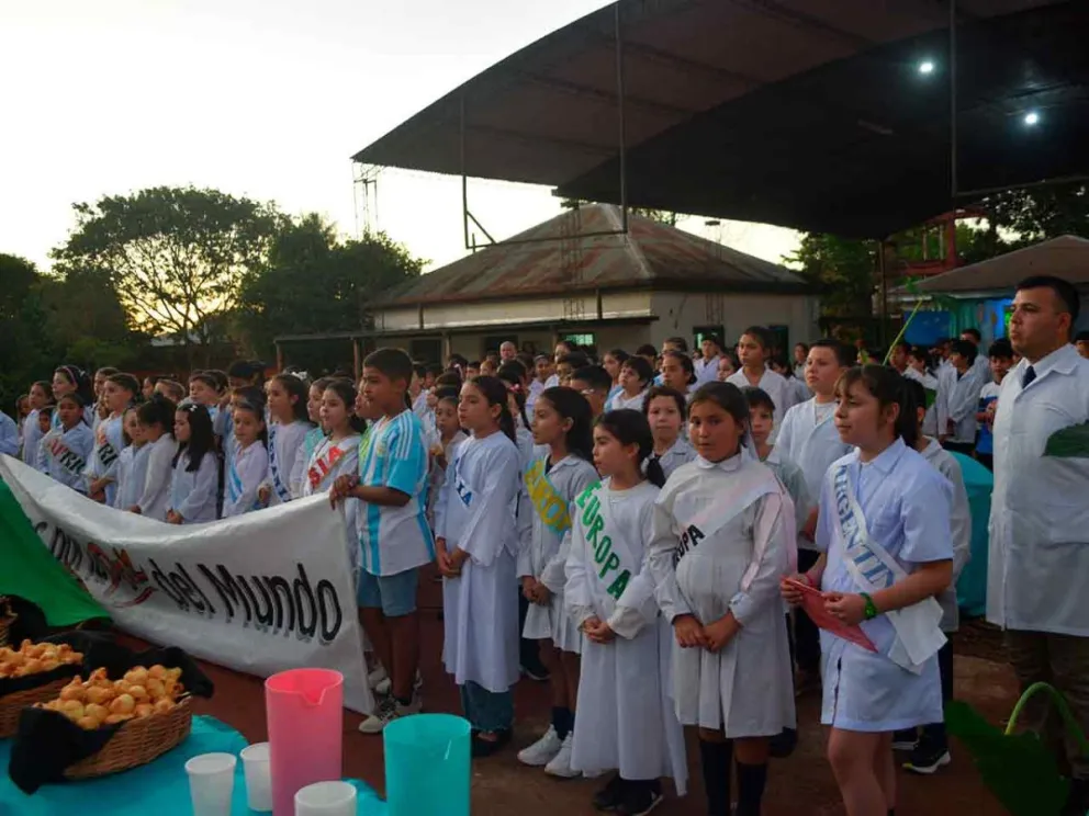 Alumnos y docentes en el acto protocolar