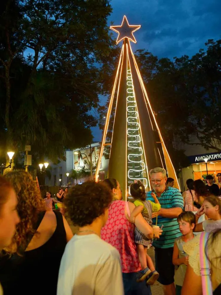 Decenas de familias acompañaron en la tarde de ayer el tradicional encendido