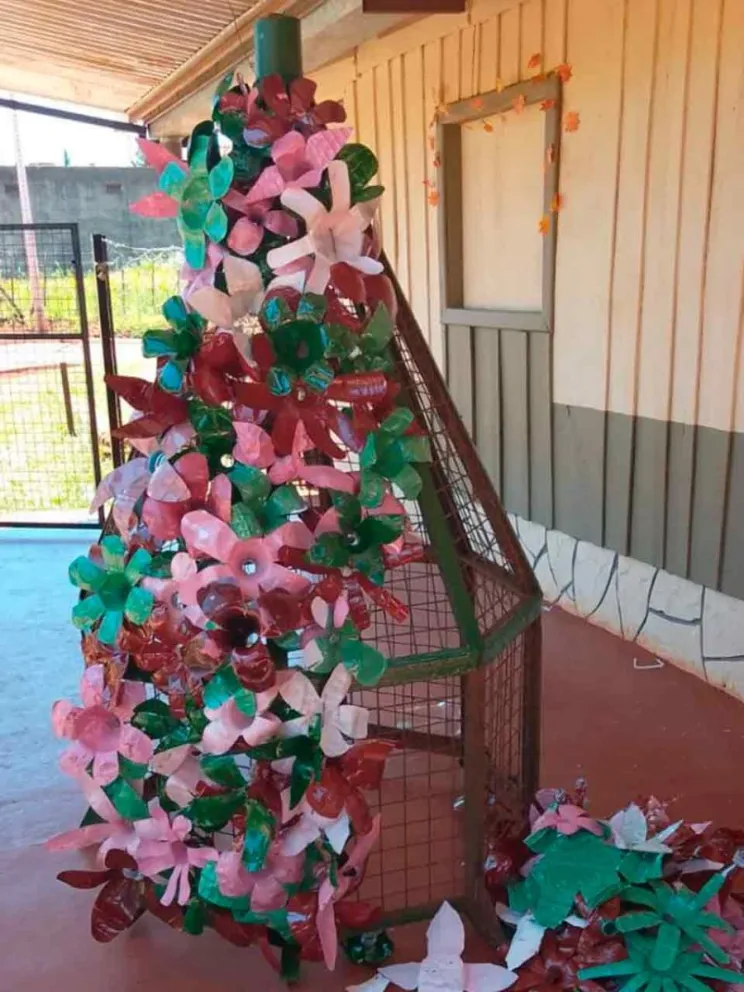 Con botellas plásticas recicladas